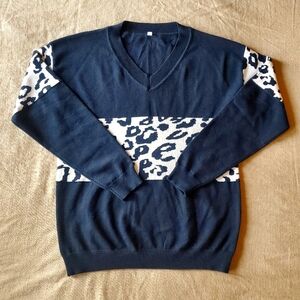 Women Black V-Neck Sweater with Leopard Print Accents Medium